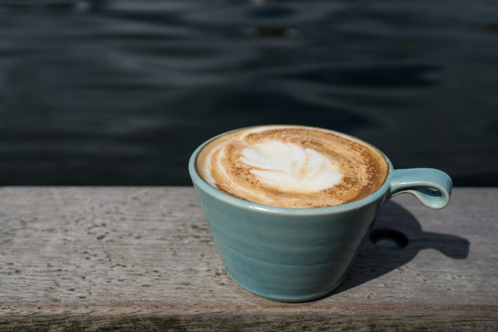 Sådan vælger du den perfekte mælkeskummer til din kaffe